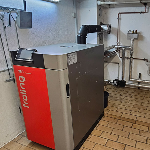 Hybridanlage für Scheitholz mit Wärmepumpe