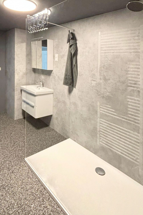 Badezimmer in einem Wohngebäude - nachher