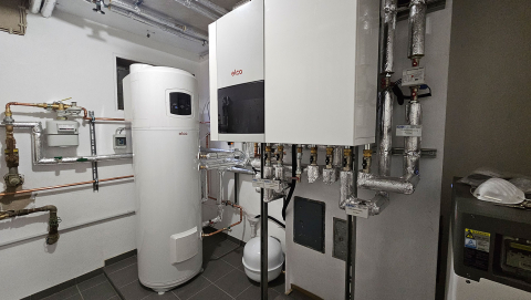 Gas-Brennwertgerät mit Warmwasserwärmepumpe in einem Einfamilienhaus in Walldürn