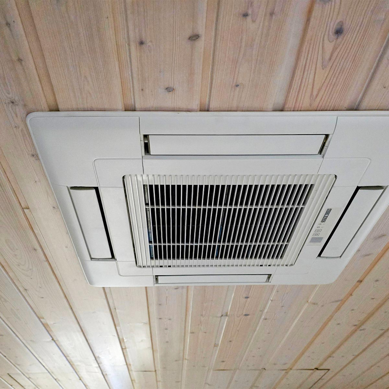 Klimaanlage an einer Holzdecke
