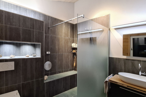 Bad im Holzhaus, Dusche, Waschtisch und WC