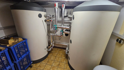 Hybrid-Scheitholz-Heizanlage mit Wärmepumpe in einem Einfamilienhaus in Höpfingen