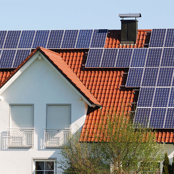 Eine PV-Anlage auf einem Wohngeb&auml;ude