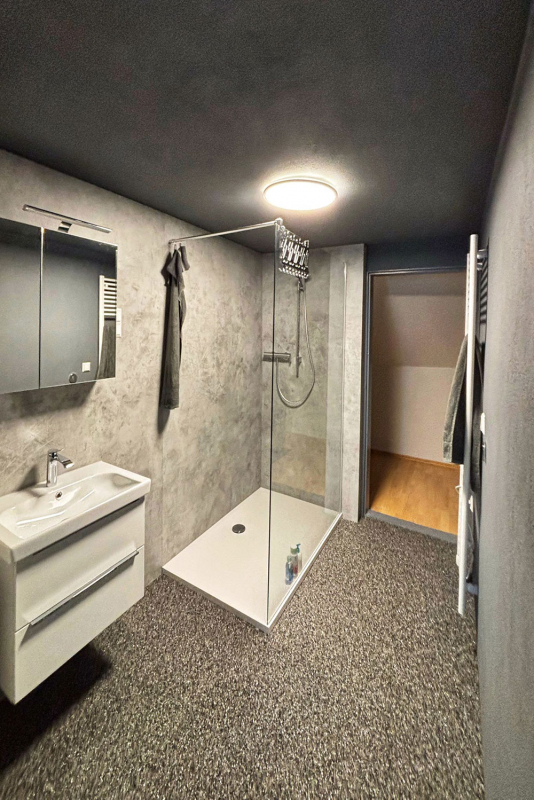 Badezimmer in einem Wohngebäude - nachher