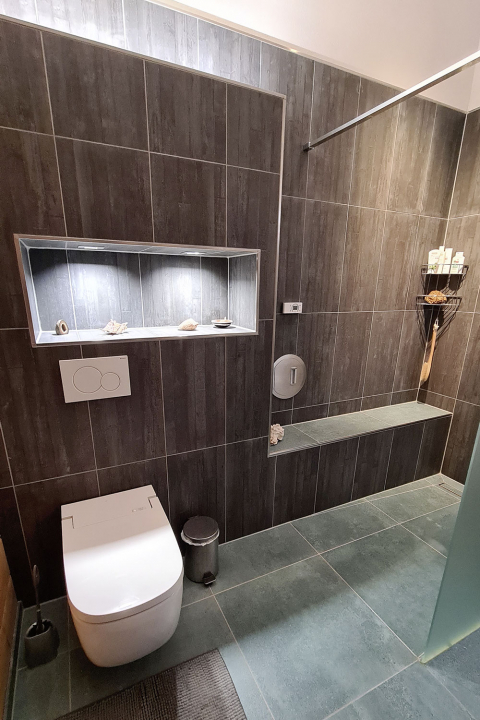 Bad im Holzhaus, Dusche, Waschtisch und WC