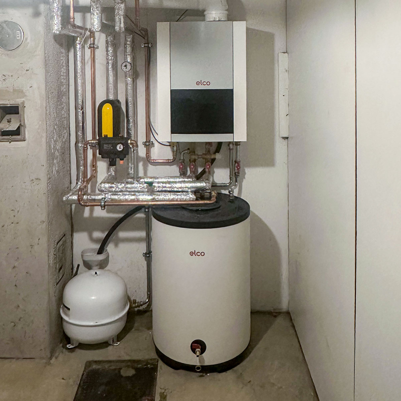 Brennwertgerät mit Pufferspeicher in einem Keller