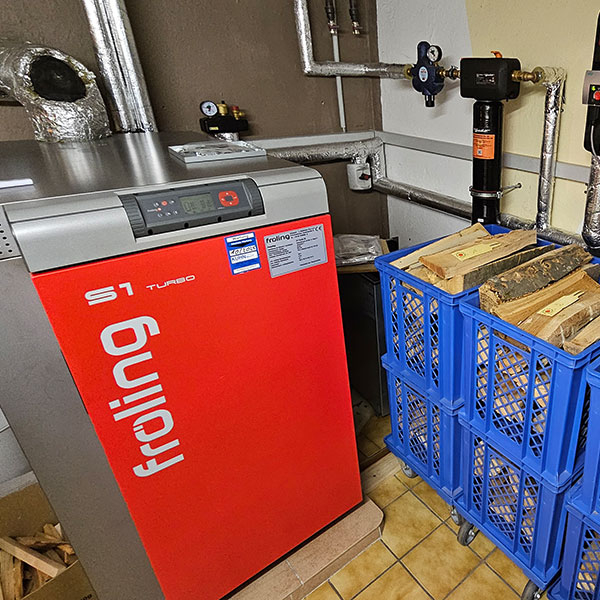 Hybrid-Scheitholz-Heizanlage mit Wärmepumpe in einem Einfamilienhaus in Höpfingen