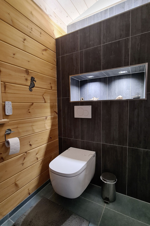 Bad im Holzhaus, Dusche, Waschtisch und WC