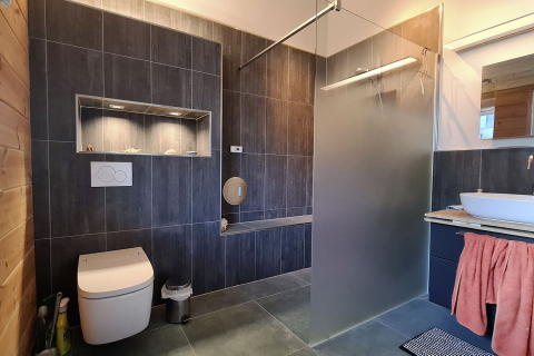 Bad im Holzhaus, Dusche, Waschtisch und WC